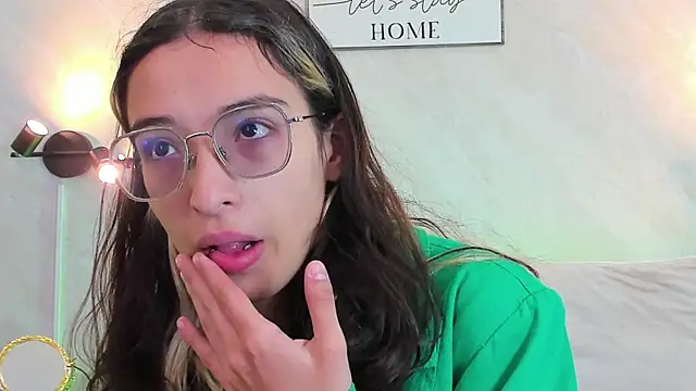 Snapshot of Emilia_Bons chatting on September 29, 2025, 1:50 pm Emilia Bons online show from September 29, 2025, 1:50 pm