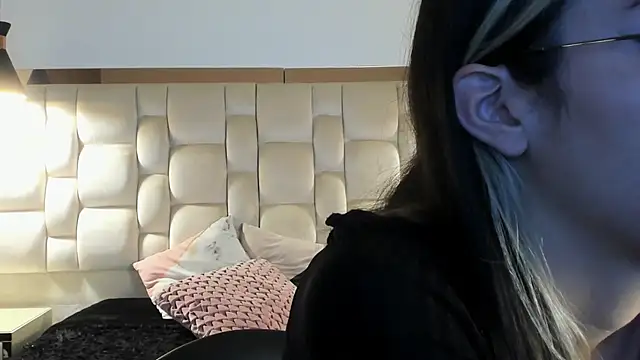 Snapshot of Emilia_Bons chatting on September 30, 2025, 3:40 pm Emilia Bons online show from September 30, 2025, 3:40 pm