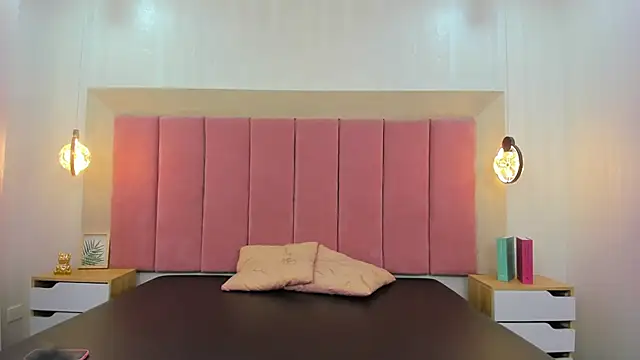 Snapshot of Emilia_Bons chatting on October 8, 2025, 1:56 pm Emilia Bons online show from October 8, 2025, 1:56 pm