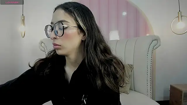 Snapshot of Emilia_Bons chatting on November 19, 2025, 2:06 pm Emilia Bons online show from November 19, 2025, 2:06 pm