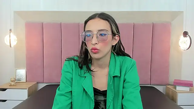 Snapshot of Emilia_Bons chatting on October 3, 2025, 1:45 pm Emilia Bons online show from October 3, 2025, 1:45 pm