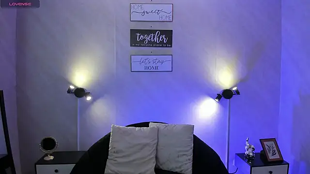 Snapshot of Emilia_Bons chatting on October 6, 2025, 2:07 pm Emilia Bons online show from October 6, 2025, 2:07 pm