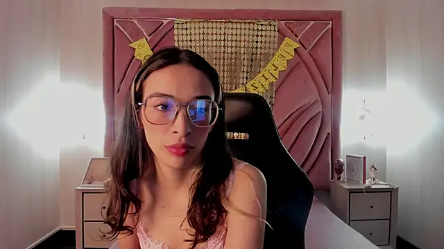 Snapshot of Emilia_Bons chatting on October 31, 2025, 2:46 pm Emilia Bons online show from October 31, 2025, 2:46 pm