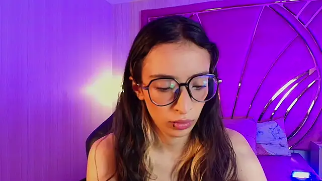 Emilia Bons online show from December 18, 2025, 2:10 pm