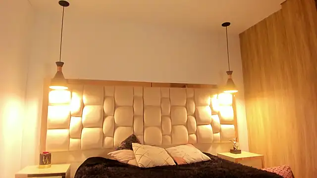 Snapshot of Emilia_Bons chatting on October 7, 2025, 1:23 pm Emilia Bons online show from October 7, 2025, 1:23 pm