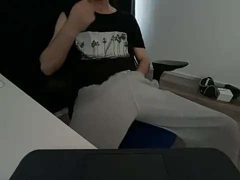 Frankieyyy1 online show from April 1, 2026, 5:32 pm