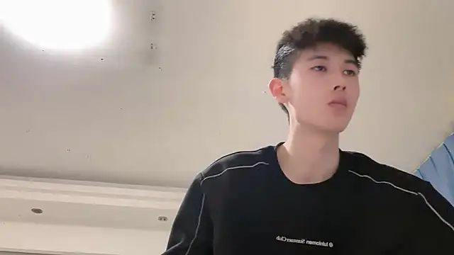 xiaojie2563 online show from March 18, 2026, 3:35 pm