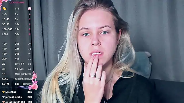 Snapshot of AngelAnty chatting on November 17, 2025, 1:04 pm AngelAnty online show from November 17, 2025, 1:04 pm