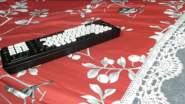 Snapshot of angelainparis28 chatting on September 11, 2025, 6:57 am angelainparis28 online show from September 11, 2025, 6:57 am