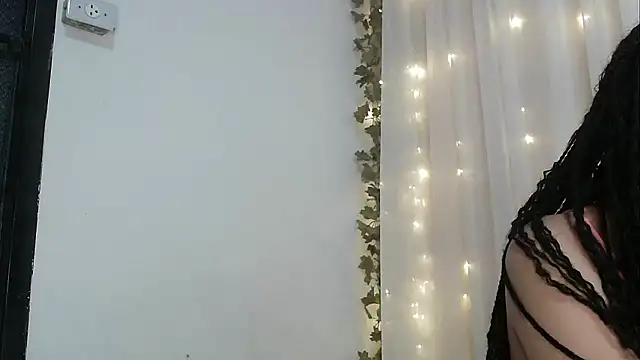 Snapshot of angelainparis28 chatting on October 1, 2025, 7:35 am angelainparis28 online show from October 1, 2025, 7:35 am