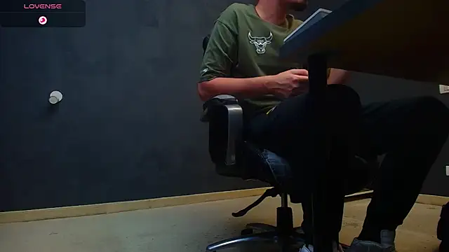 Snapshot of EnzoRace chatting on October 6, 2025, 4:57 am EnzoRace online show from October 6, 2025, 4:57 am