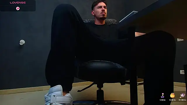 Snapshot of EnzoRace chatting on October 1, 2025, 5:01 am EnzoRace online show from October 1, 2025, 5:01 am