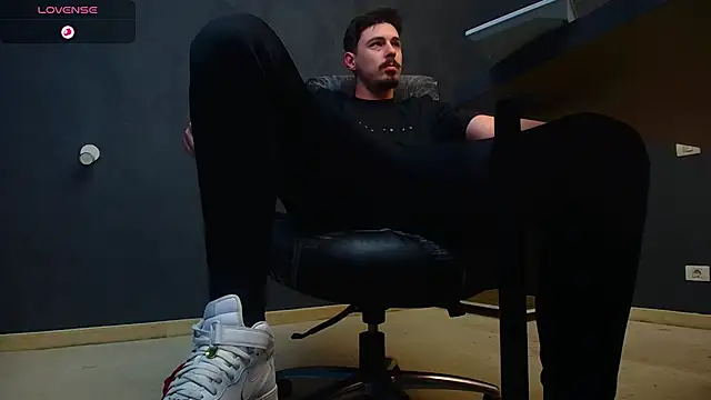 Snapshot of EnzoRace chatting on October 31, 2025, 6:43 am EnzoRace online show from October 31, 2025, 6:43 am