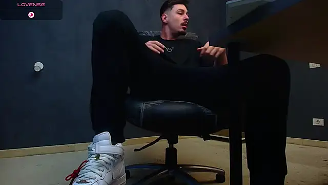 Snapshot of EnzoRace chatting on October 18, 2025, 4:25 am EnzoRace online show from October 18, 2025, 4:25 am