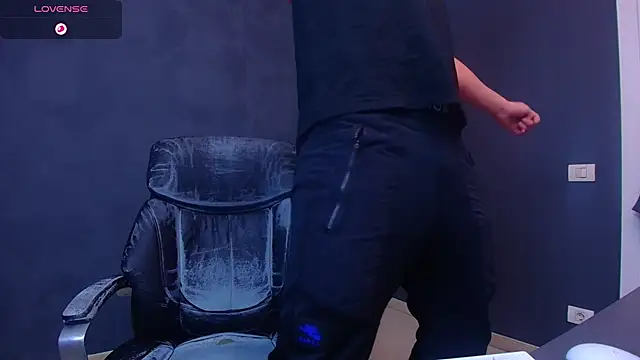 Snapshot of EnzoRace chatting on November 30, 2025, 5:52 am EnzoRace online show from November 30, 2025, 5:52 am