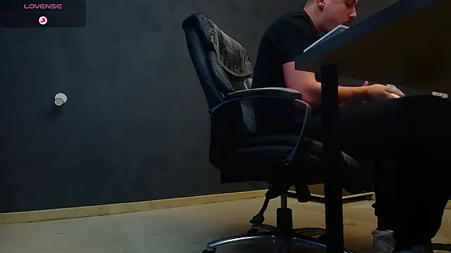 Snapshot of EnzoRace chatting on October 22, 2025, 4:45 am EnzoRace online show from October 22, 2025, 4:45 am