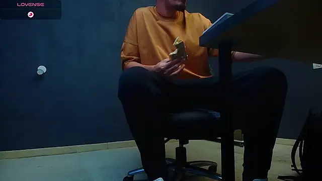 Snapshot of EnzoRace chatting on October 8, 2025, 5:31 am EnzoRace online show from October 8, 2025, 5:31 am