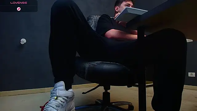 Snapshot of EnzoRace chatting on November 2, 2025, 6:40 am EnzoRace online show from November 2, 2025, 6:40 am