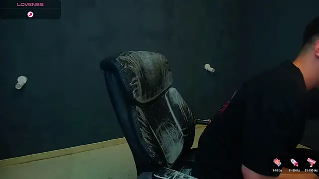 Snapshot of EnzoRace chatting on November 17, 2025, 5:33 am EnzoRace online show from November 17, 2025, 5:33 am