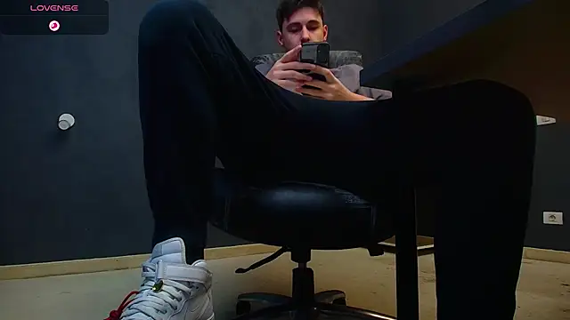 Snapshot of EnzoRace chatting on October 30, 2025, 6:23 am EnzoRace online show from October 30, 2025, 6:23 am