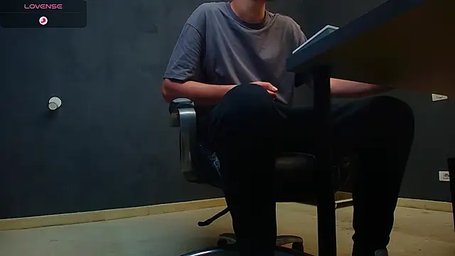 Snapshot of EnzoRace chatting on September 30, 2025, 4:51 am EnzoRace online show from September 30, 2025, 4:51 am