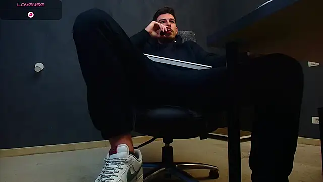 Snapshot of EnzoRace chatting on September 28, 2025, 4:41 am EnzoRace online show from September 28, 2025, 4:41 am