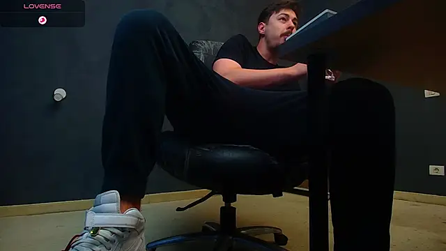 Snapshot of EnzoRace chatting on November 5, 2025, 6:05 am EnzoRace online show from November 5, 2025, 6:05 am