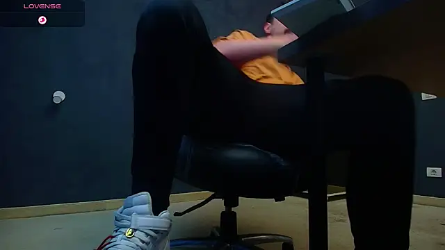 Snapshot of EnzoRace chatting on November 6, 2025, 6:06 am EnzoRace online show from November 6, 2025, 6:06 am