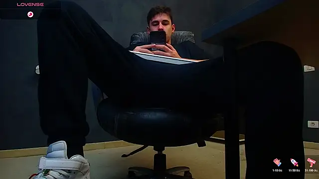 Snapshot of EnzoRace chatting on November 7, 2025, 6:07 am EnzoRace online show from November 7, 2025, 6:07 am