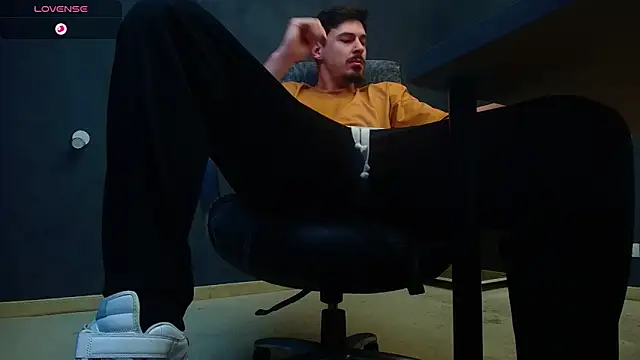 Snapshot of EnzoRace chatting on November 9, 2025, 7:23 am EnzoRace online show from November 9, 2025, 7:23 am