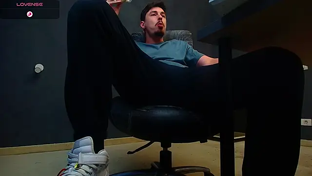 Snapshot of EnzoRace chatting on November 8, 2025, 5:55 am EnzoRace online show from November 8, 2025, 5:55 am