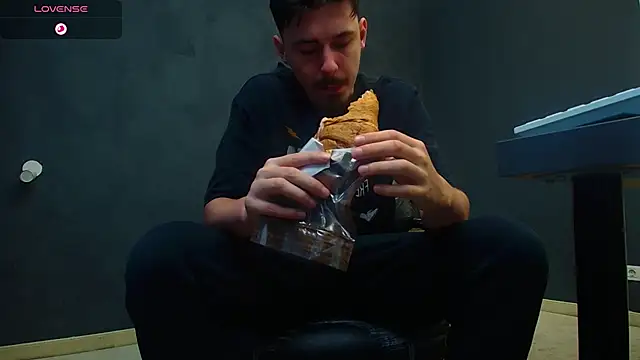 Snapshot of EnzoRace chatting on September 14, 2025, 4:46 am EnzoRace online show from September 14, 2025, 4:46 am