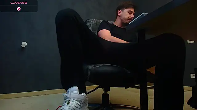 Snapshot of EnzoRace chatting on September 29, 2025, 4:52 am EnzoRace online show from September 29, 2025, 4:52 am