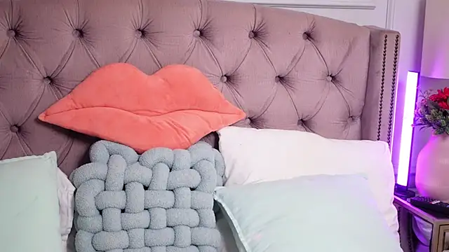 JenniferLovve online show from June 12, 2026, 4:43 am