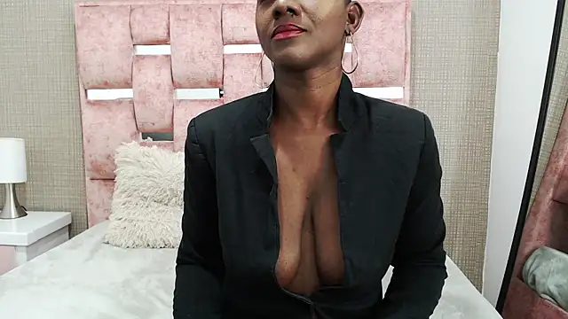 NahomyHawk online show from October 13, 2025, 11:45 am