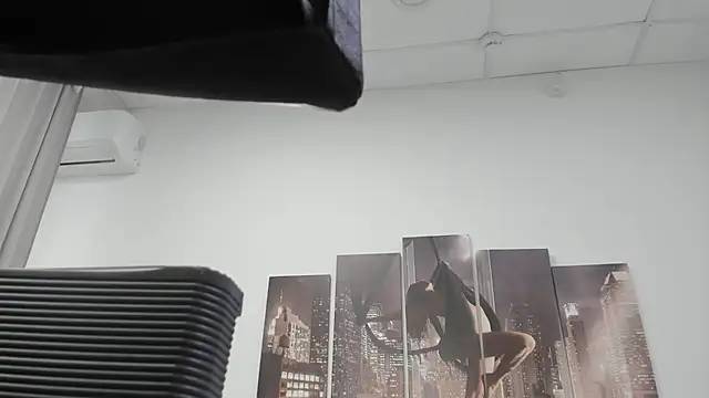 Sunny Sammy online show from November 30, 2025, 1:06 am