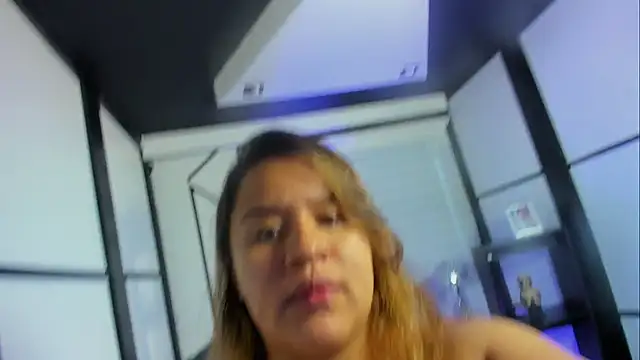 ElaBourn  online show from October 17, 2025, 2:08 pm