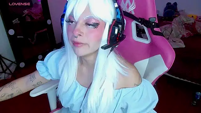 larah uwu online show from October 24, 2025, 7:02 pm