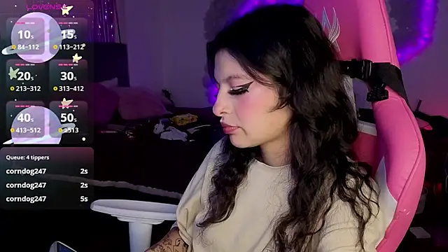 larah uwu online show from March 24, 2026, 9:04 pm