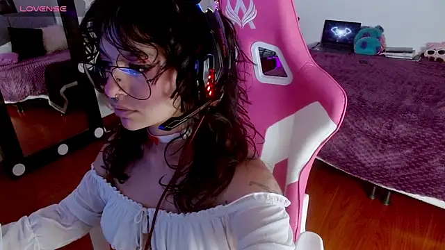 larah uwu online show from September 8, 2025, 7:46 pm