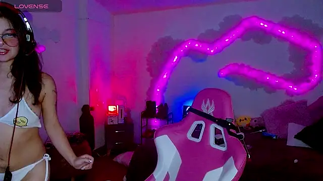 larah uwu online show from October 27, 2025, 12:55 am