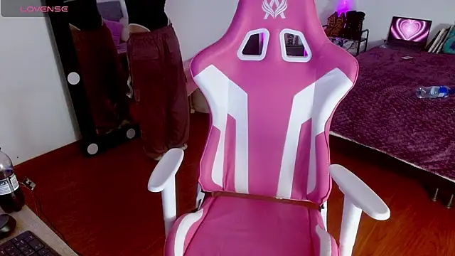 larah uwu online show from September 10, 2025, 7:35 pm