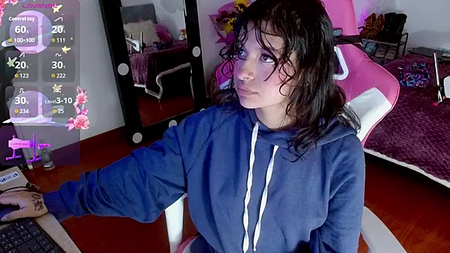 larah uwu online show from October 1, 2025, 7:40 pm