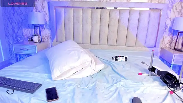 AlaiaMoretti online show from October 25, 2025, 5:39 am