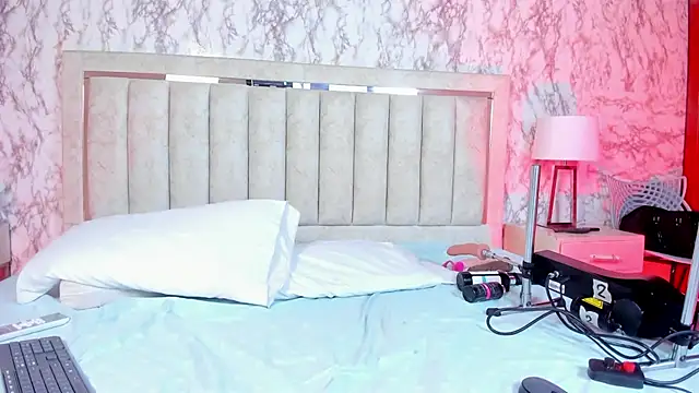 AlaiaMoretti online show from November 25, 2025, 1:17 am