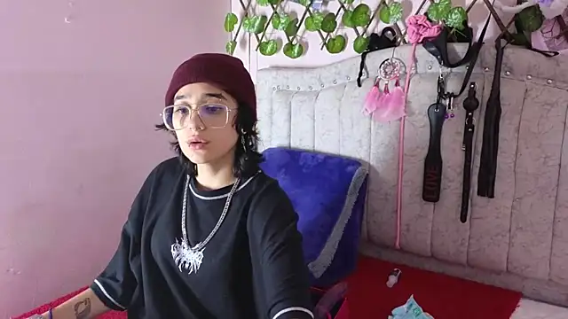 Snapshot of katalinathxandbritney1 chatting on September 22, 2025, 2:39 am katalinathxandbritney1 online show from September 22, 2025, 2:39 am