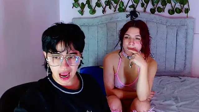 Snapshot of katalinathxandbritney1 chatting on December 15, 2025, 4:40 am katalinathxandbritney1 online show from December 15, 2025, 4:40 am