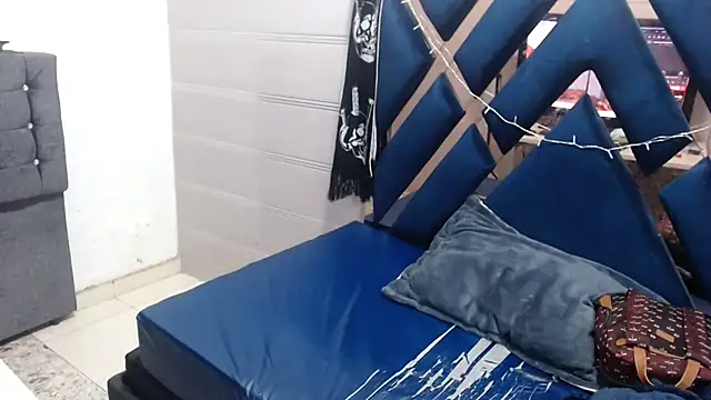 Snapshot of katalinathxandbritney1 chatting on January 15, 2026, 2:04 am katalinathxandbritney1 online show from January 15, 2026, 2:04 am