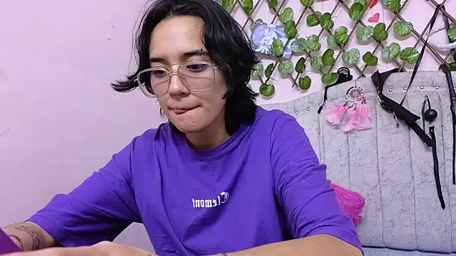 Snapshot of katalinathxandbritney1 chatting on September 24, 2025, 5:08 pm katalinathxandbritney1 online show from September 24, 2025, 5:08 pm