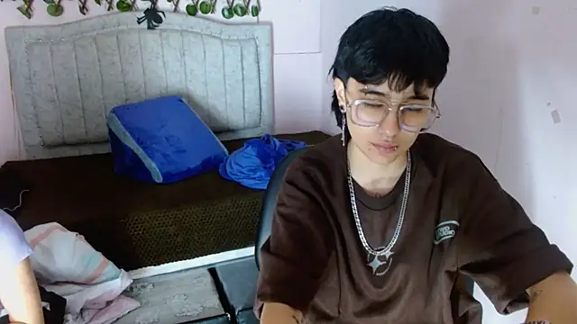 Snapshot of katalinathxandbritney1 chatting on December 20, 2025, 4:04 am katalinathxandbritney1 online show from December 20, 2025, 4:04 am